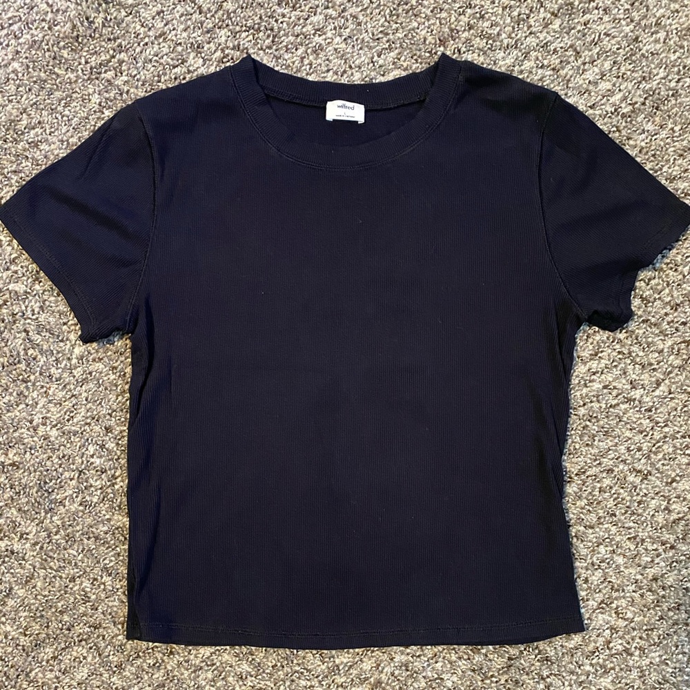 Women’s black cropped tee